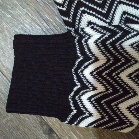 NWOT: BEBE; CHEVRON BLACK & WHITE, SINGLE CLASP OPEN, KNIT CARDIGAN SWEATER - Picture 4 of 8